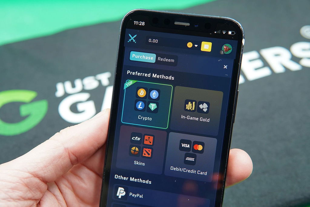 Patrik Lidin holding an iPhone when purchasing coins on Runestake casino.