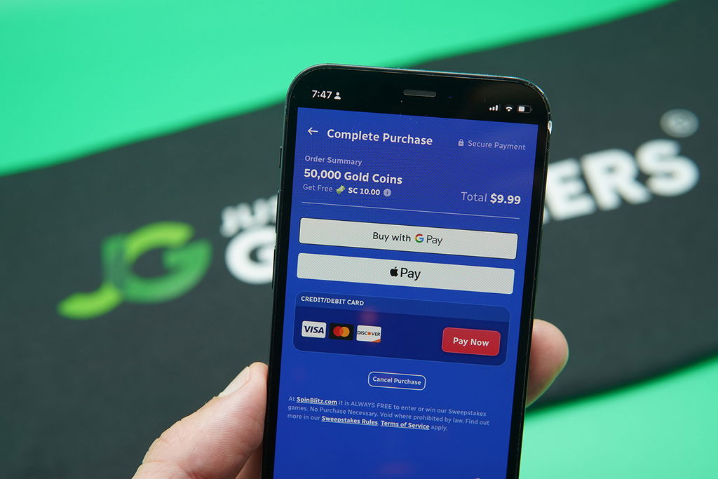 Patrik Lidin holding an iPhone showing trusted payment options on SpinBlitz.