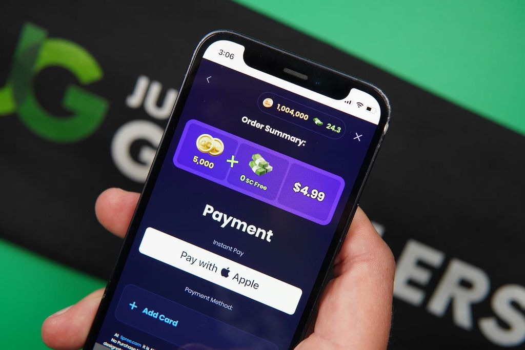 Patrik Lidin holding an iPhone with the Spree casino usability payments page loaded on the webpage.