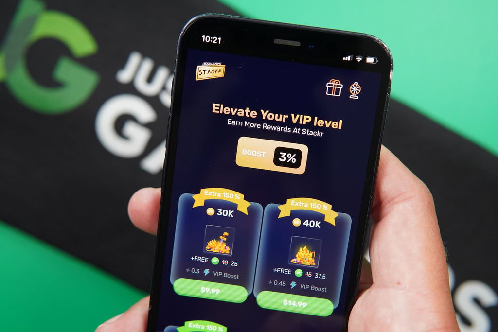 Patrik Lidin holding an iPhone with the Stackr casino purchases page loaded on the webpage.