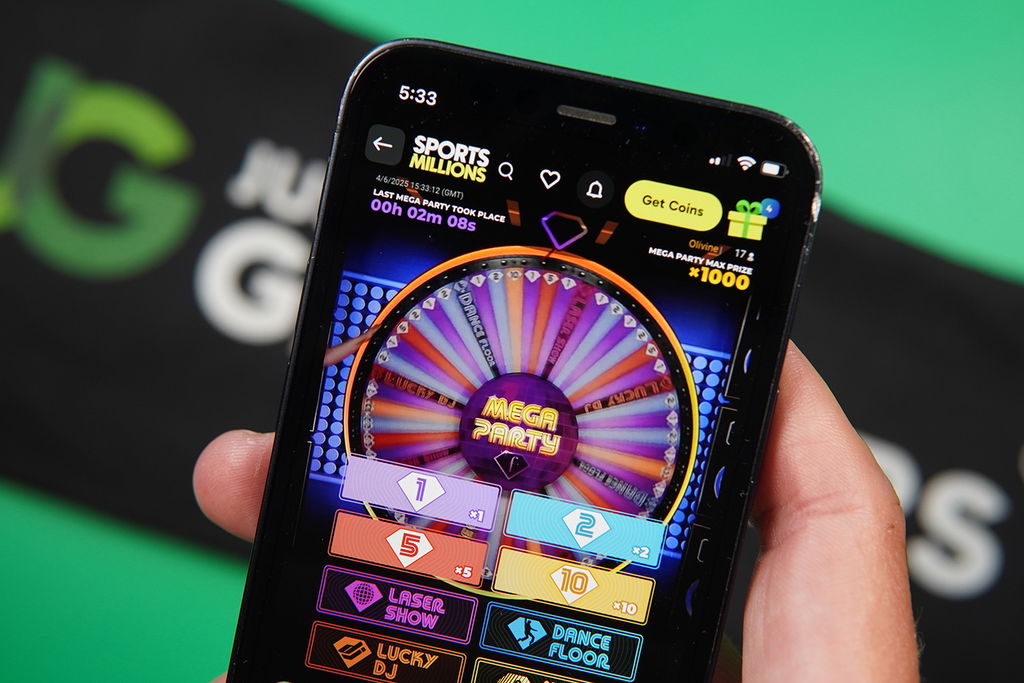 Patrik Lidin showing beginners a type of game available in sweepstakes casinos.