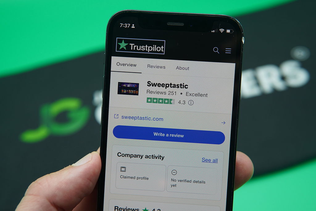 Patrik Lidin holding an iPhone showing Sweeptastic Trustpilot rating.