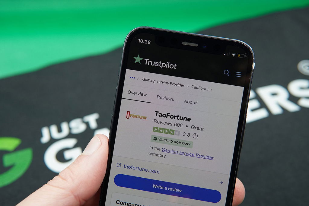 Patrik Lidin holding an iPhone showing TaoFortune Trustpilot rating.