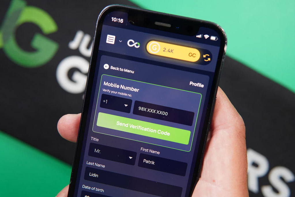 Patrik Lidin holding an iPhone with the Vegas Coins casino KYC page loaded on the webpage.