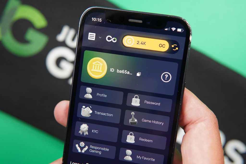 Patrik Lidin holding an iPhone with the Vegas Coins casino usability page loaded on the webpage.