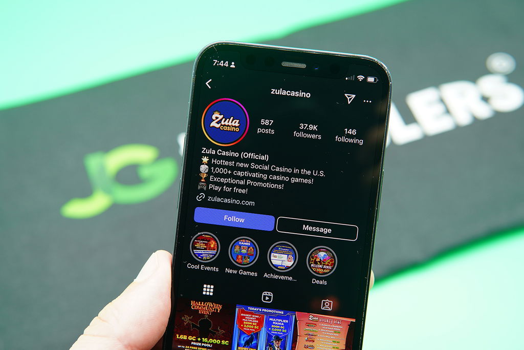 Patrik Lidin holding an iPhone with the Zula Casino Instagram account.